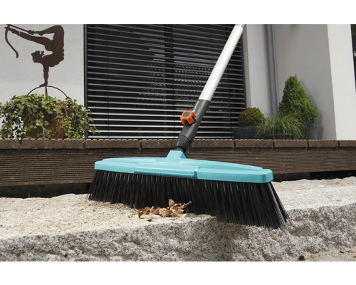 Tuinbezem met steel voor het reinigen van buitenruimtes