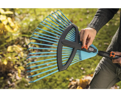 Persoon houdt een verstelbare hark van Gardena vast