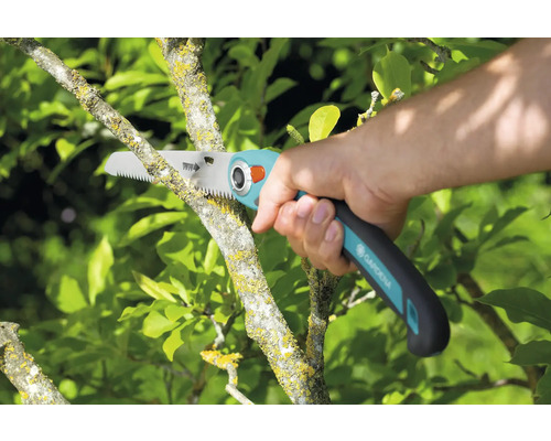 Tuinieren met een takkenzaag bij het snoeien van een boomtak