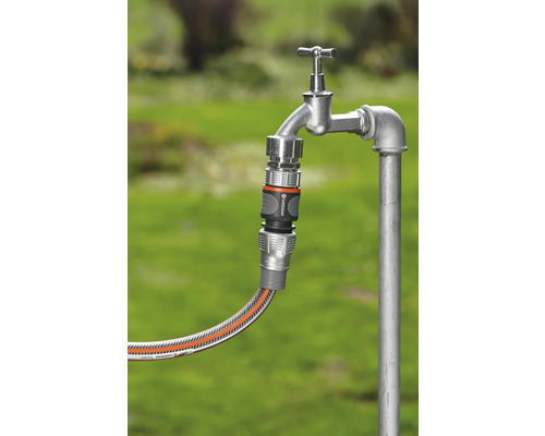 Tuinslang aangesloten op een kraan met slangconnector