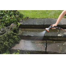Steen trede reinigen met een tuindouche