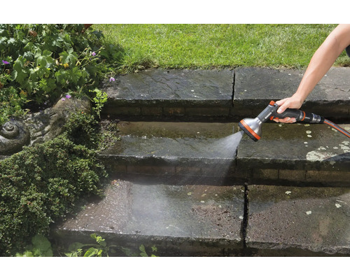 Steen trede reinigen met een tuindouche