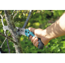 Een takkenzaag in gebruik op een boom.