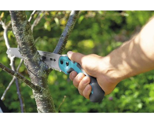 Een takkenzaag in gebruik op een boom.