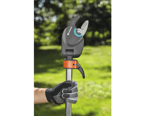 Tuinschaar met telescopische steel in de hand