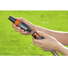 Tuinslangkoppeling met waterstop in de hand