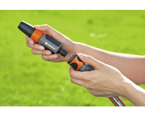 Tuinslangkoppeling met waterstop in de hand