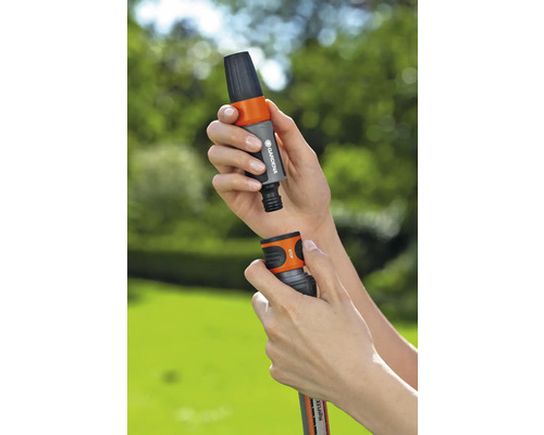 Persoon verbindt tuinslangkoppeling