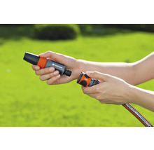 Persoon verbindt Gardena tuinslangkoppelingen.