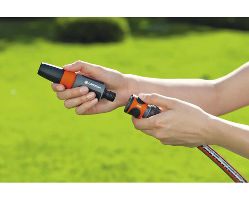Persoon verbindt Gardena tuinslangkoppelingen.