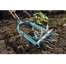 Tuinwerktuig voor grondbewerking in gebruik