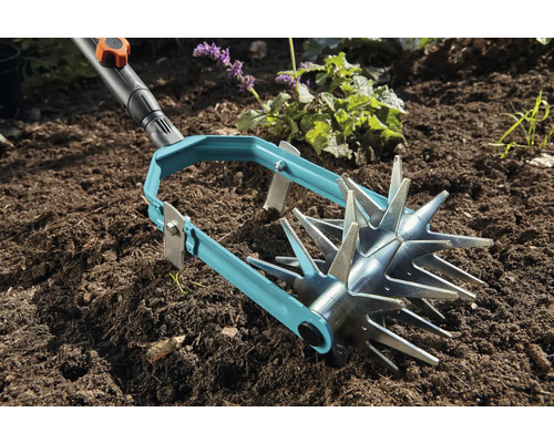 Tuinwerktuig voor grondbewerking in gebruik