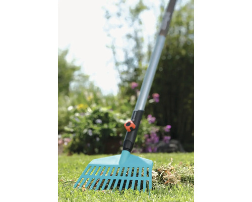 Kunststof tuinhark met steel voor het bijeenharken van bladeren