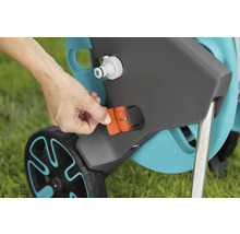 Detailopname van een tuinslangwagen met wateraansluiting en vergrendelingsmechanisme