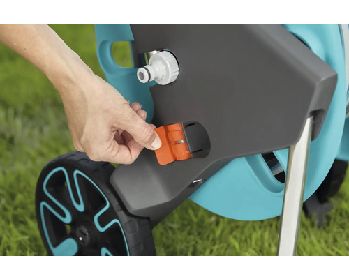 Detailopname van een tuinslangwagen met wateraansluiting en vergrendelingsmechanisme