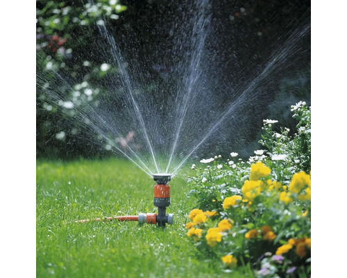 Tuinsproeier in gebruik op een gazon