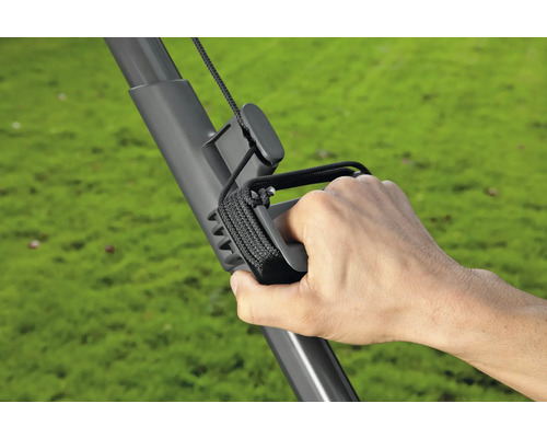 Hand houdt grasmaaierhandvat vast