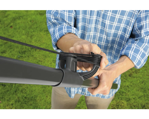 Close-up van een persoon die een wasparaplulijn bevestigt