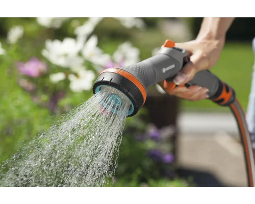 Tuinsproeier in gebruik voor het besproeien van planten