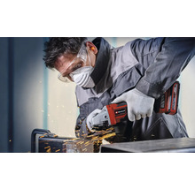 Een man slijpt metaal met een Einhell accu-haakse slijper en draagt beschermende kleding.