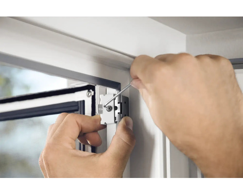 Installatie van een insectenhor met schroevendraaier