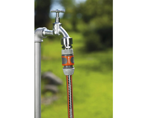 Gardena koppeling op waterkraan met tuinslang