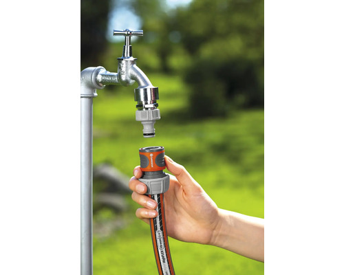 Tuinslang wordt aangesloten op een waterkraan