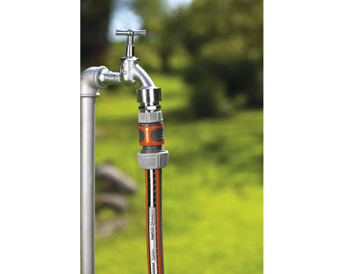 Tuinslangaansluiting op waterkraan in de tuin