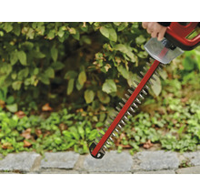 Close-up van een heggenschaar die in de tuin werkt