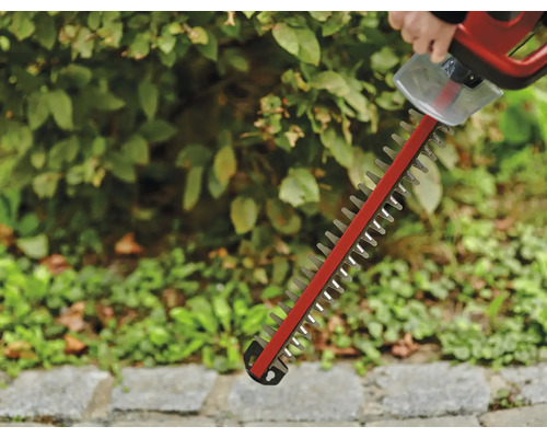 Close-up van een heggenschaar die in de tuin werkt
