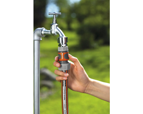 Tuinslangaansluiting op de waterkraan bevestigd