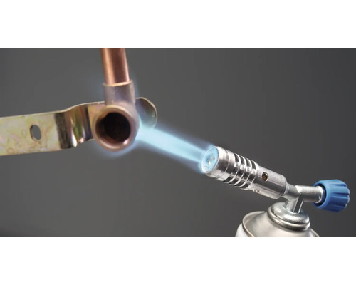 Soldeerlamp die een stuk koperen buis soldeert