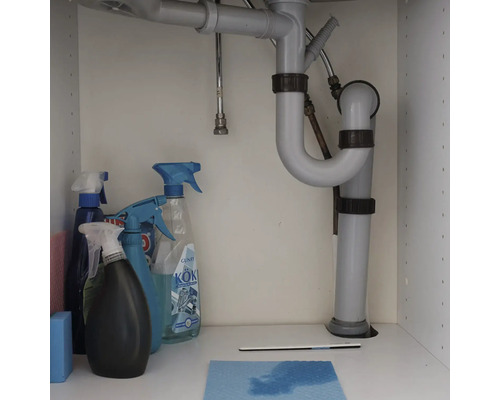 Sifon onder een wastafel met schoonmaakspullen