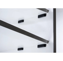Detailweergave van een kast met legplanken en beugels