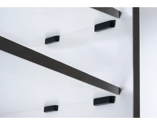 Detailweergave van een kast met legplanken en beugels