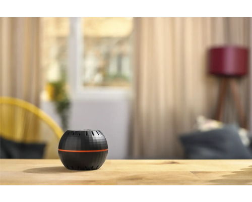 Bolvormige luchtverfrisser op een houten tafel in de woonkamer