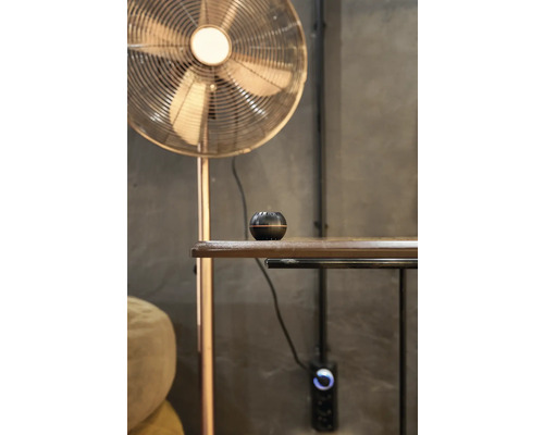 Scene met een ventilator, een tafel en een geurolieverspreider