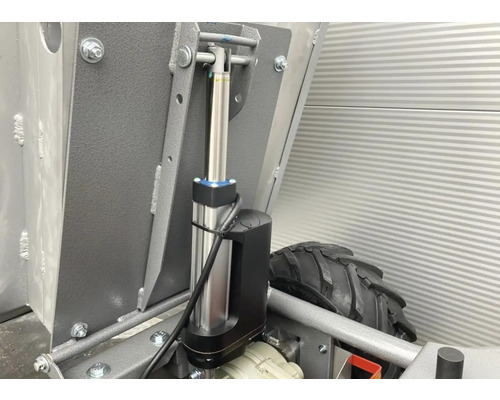 Gedetailleerd zicht op een kantelmechanisme met hydraulische cilinder