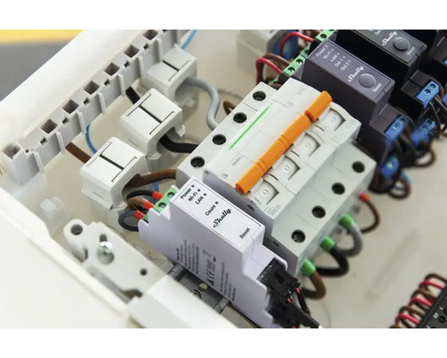 Bedrade verdeelkast met Shelly-componenten, inclusief stroomkabels en zekeringen.