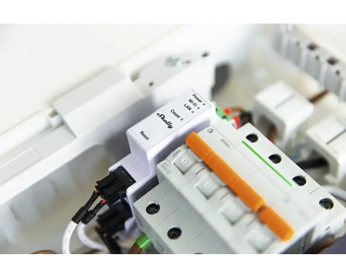 Shelly logo op een smart home apparaat in een schakelkast