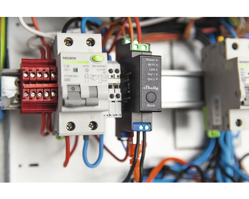 Elektrische installatie met zekeringen, klemmen en Shelly Logo