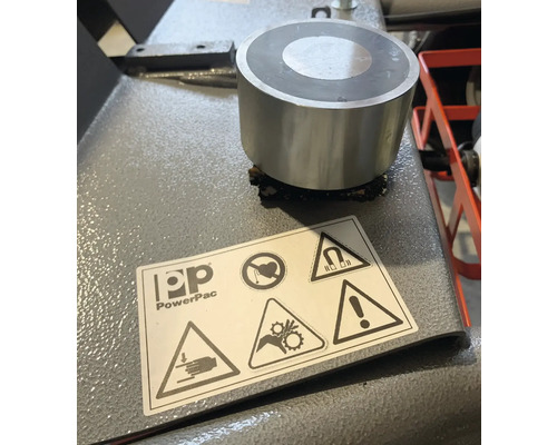 PowerPac logo, waarschuwingsborden: beknellingsgevaar, magnetisch veld, algemene waarschuwing, wurging gevaar, bewegende delen