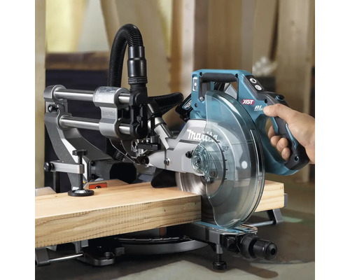 Makita verstekzaag die een stuk hout zaagt.