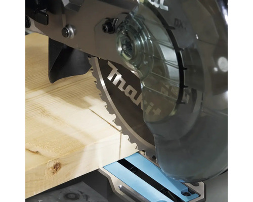 Makita zaagblad tijdens het zagen van een stuk hout.