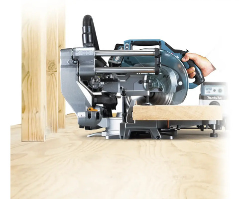 Verstekzaag snijdt houten plank