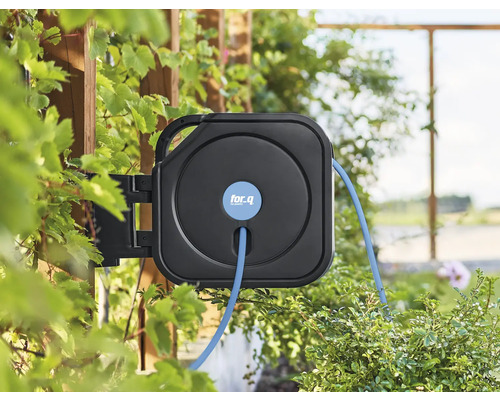 Wandslangenbox met tuinslang van for.q in de buitenruimte