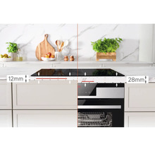 Inbouw oven en inductiekookplaat in een lichte keuken, met afmetingen voor installatie