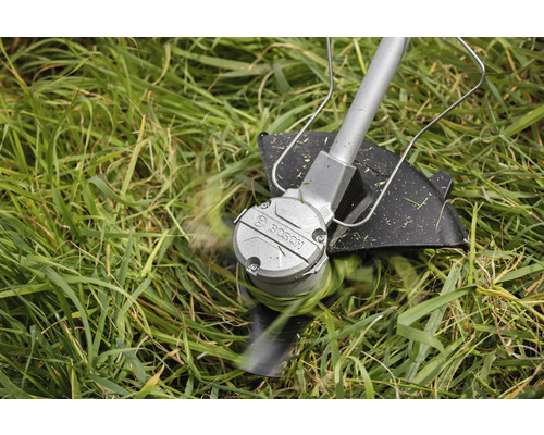 Bosch logo op een grastrimmer tijdens het maaien van gras