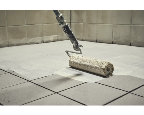 Verfroller brengt verf aan op tegels