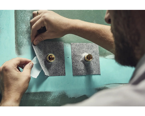 Installatie van twee muurrozetten in de badkamer